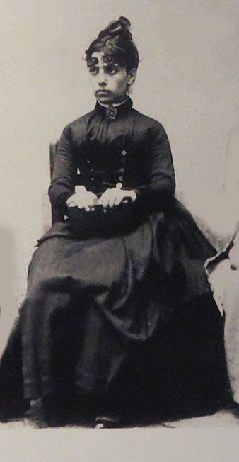 Primeres alumnes de l'antic Institut d'Ensenyament Mitj&agrave;. La primera matriculada va ser Vicenta Janer Jubert, natural de Girona, el curs 1876-1877