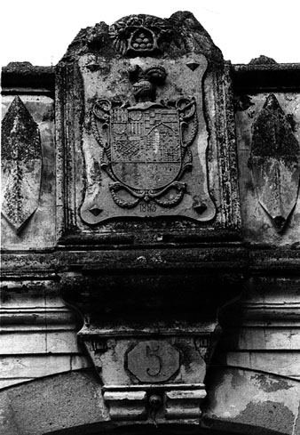 Escut del portal de la Casa Caramany a Sant Pere Pescador. 1989