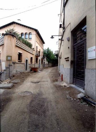 Obres al carrer del Portal Nou. S'observa la casa Dalmau, a l'esquerra, i l'edifici del Servei Català de la Salut, a la dreta. 2002