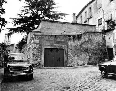 El carrer del Portal Nou. A l'esquerra, inci de la travessia del Portal Nou. 1975