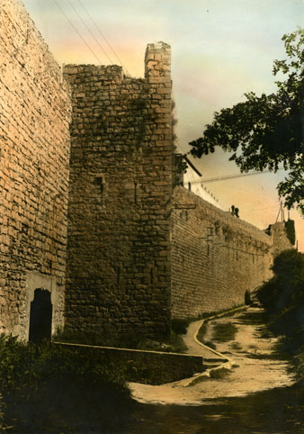 El Portal Nou des de l'exterior de les muralles, al costat de la Torre dels Socors. 1930