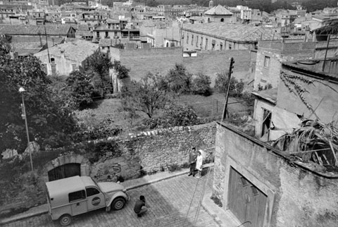 Retrat de casament al carrer del Portal Nou. Al fons, el convent del Carme. 1969