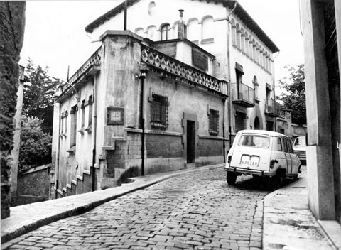 El carrer del Portal Nou. S'hi observa la Casa Dalmau, edifici noucentista. 1975