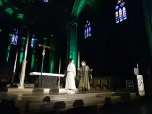 SRepresentaci&oacute; de la Consueta de Sant Jordi cavaller a la nau g&ograve;tica de la Catedral