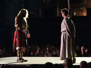 SRepresentaci&oacute; de la Consueta de Sant Jordi cavaller a la nau g&ograve;tica de la Catedral