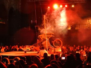 SRepresentaci&oacute; de la Consueta de Sant Jordi cavaller a la nau g&ograve;tica de la Catedral