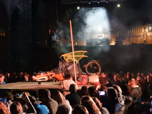 SRepresentaci&oacute; de la Consueta de Sant Jordi cavaller a la nau g&ograve;tica de la Catedral