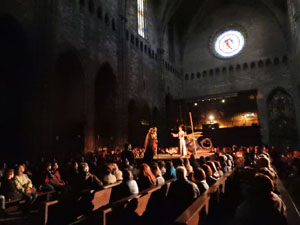 SRepresentaci&oacute; de la Consueta de Sant Jordi cavaller a la nau g&ograve;tica de la Catedral