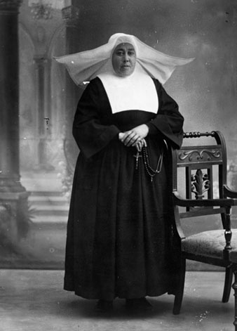 Retrat d'estudi d'una monja de les Germanes de Sant Josep. 1929