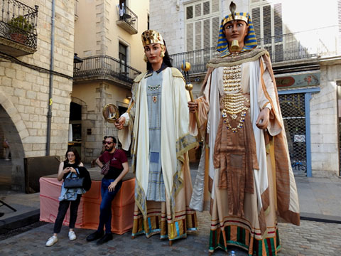 Els gegants Faraons de Lleida plantats a la pla&ccedil;a del Vi