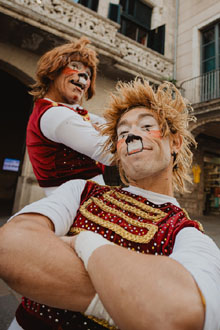 Artistes del X Festival Internacional de Circ Elefant d'Or pels carrers de la ciutat. Fotografia de Beto Pérez