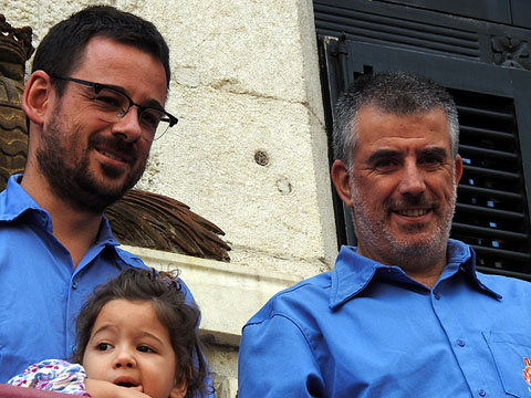 Els alcaldes de Girona, Lluc Salellas, i de Salt, Jordi Vi&ntilde;nas, amb la camisa dels Marrecs