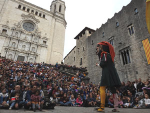 Fires de Sant Narc&iacute;s 2024. Passejada amb els capgrossos pels carrers del Barri Vell