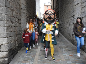 Fires de Sant Narc&iacute;s 2024. Passejada amb els capgrossos pels carrers del Barri Vell