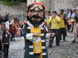 Fires de Sant Narc&iacute;s 2024. Passejada amb els capgrossos pels carrers del Barri Vell