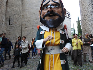 Fires de Sant Narc&iacute;s 2024. Passejada amb els capgrossos pels carrers del Barri Vell