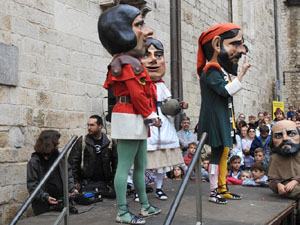 Fires de Sant Narc&iacute;s 2024. Passejada amb els capgrossos pels carrers del Barri Vell