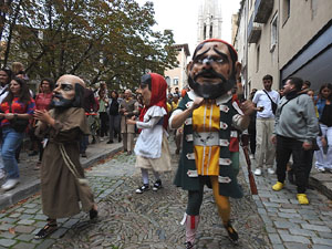 Fires de Sant Narc&iacute;s 2024. Passejada amb els capgrossos pels carrers del Barri Vell