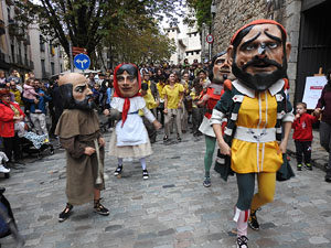 Fires de Sant Narc&iacute;s 2024. Passejada amb els capgrossos pels carrers del Barri Vell