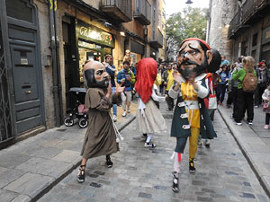 Fires de Sant Narc&iacute;s 2024. Passejada amb els capgrossos pels carrers del Barri Vell