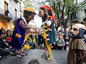 Fires de Sant Narc&iacute;s 2024. Passejada amb els capgrossos pels carrers del Barri Vell