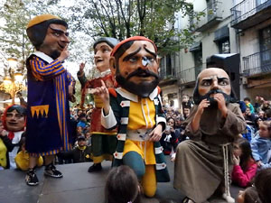 Fires de Sant Narc&iacute;s 2024. Passejada amb els capgrossos pels carrers del Barri Vell