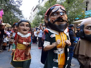 Fires de Sant Narc&iacute;s 2024. Passejada amb els capgrossos pels carrers del Barri Vell