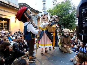 Fires de Sant Narc&iacute;s 2024. Passejada amb els capgrossos pels carrers del Barri Vell
