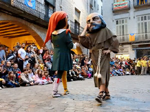 Fires de Sant Narc&iacute;s 2024. Passejada amb els capgrossos pels carrers del Barri Vell
