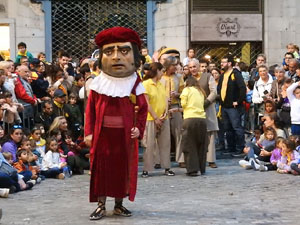 Fires de Sant Narc&iacute;s 2024. Passejada amb els capgrossos pels carrers del Barri Vell