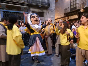 Fires de Sant Narc&iacute;s 2024. Passejada amb els capgrossos pels carrers del Barri Vell