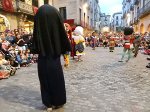 Fires de Sant Narc&iacute;s 2024. Passejada amb els capgrossos pels carrers del Barri Vell