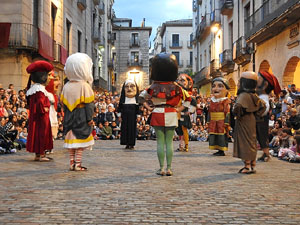Fires de Sant Narc&iacute;s 2024. Passejada amb els capgrossos pels carrers del Barri Vell