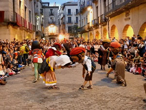 Fires de Sant Narc&iacute;s 2024. Passejada amb els capgrossos pels carrers del Barri Vell