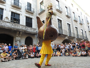 Arribada a la pla&ccedil;a del Vi i ball de l'&Agrave;liga de la Ciutat