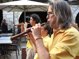 Cercavila de la Flama del Canig&oacute; 2024 fins la pla&ccedil;a del Vi