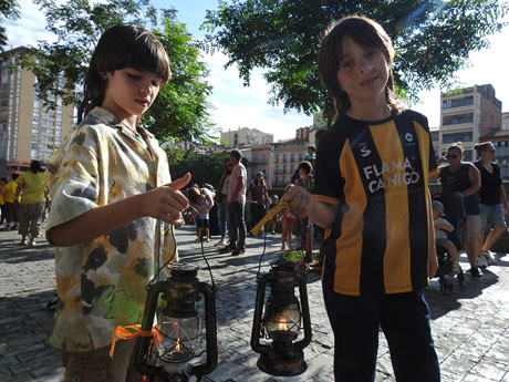 Cercavila de la Flama del Canig&oacute; 2024 fins la pla&ccedil;a del Vi