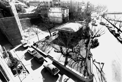 Vista del Jardí de la Infància des d'un indret elevat. S'hi observa una atracció de fira. 1997