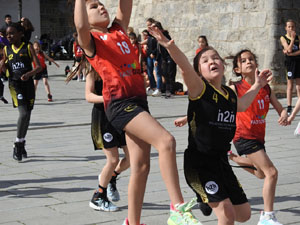 XII Jornada de l'Esport Femení 2024 a la plaça Salvador Espriu i la de Francesc Calvet i Rubalcaba