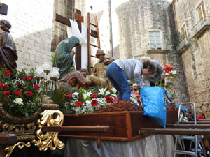 Setmana Santa 2024 a Girona. Preparació dels Passos de la processó