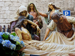 Setmana Santa 2024 a Girona. Preparació dels Passos de la processó