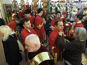 Setmana Santa 2024 a Girona. Sortida dels Manaies per lliurar el Penó