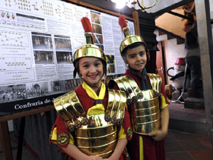 Setmana Santa 2024 a Girona. Sortida dels Manaies per lliurar el Penó