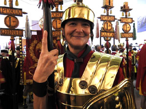 Setmana Santa 2024 a Girona. Sortida dels Manaies per lliurar el Penó