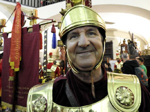 Setmana Santa 2024 a Girona. Sortida dels Manaies per lliurar el Penó