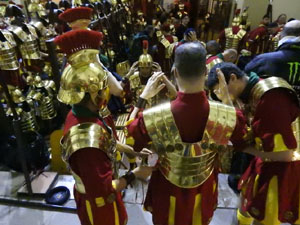 Setmana Santa 2024 a Girona. Sortida dels Manaies per lliurar el Penó