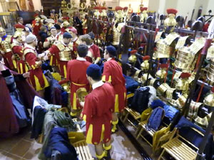 Setmana Santa 2024 a Girona. Sortida dels Manaies per lliurar el Penó