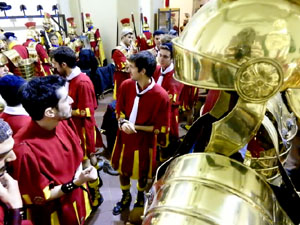 Setmana Santa 2024 a Girona. Sortida dels Manaies per lliurar el Penó