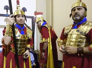 Setmana Santa 2024 a Girona. Sortida dels Manaies per lliurar el Penó