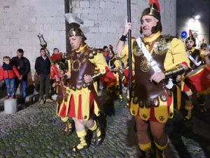 Setmana Santa 2024 a Girona. Sortida dels Manaies per lliurar el Penó